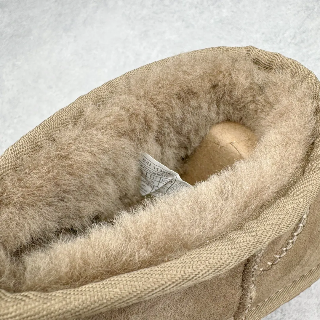 Pick up locally 💰520 UGG 5092 Classic autumn and winter sheepskin and fur integrated snow boots. All shoes are made of ZP. Longfeng A-grade Australian imported sheepskin and fur integrated brand OEM production line. Fully follow the ZP process. OEM original pattern maker. Adhering to the principle of no original shoe development and selection. Pay attention to every detail. The most authentic version on the market. TREADLITE "Light Wing" technology outsole. Light/durable/flexible/pile size: 35 36 37 38 39 40 41 42 Coding: by2936070